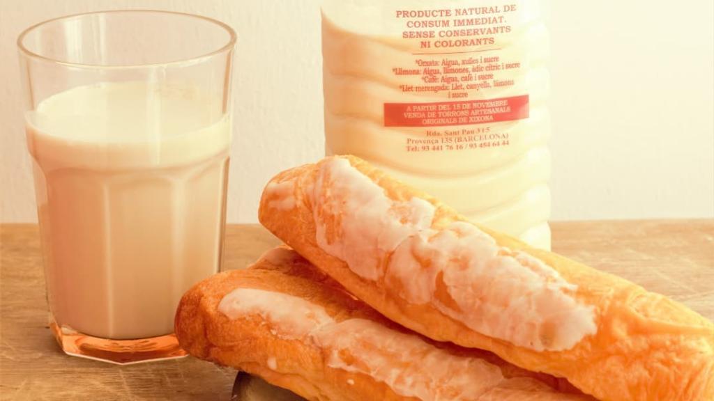 Horchata con 'fartons' artesanales de la horchatería Sirvent 1926 / INSTAGRAM