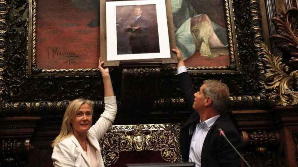 Ángeles Esteller, con Alberto Fernández Díaz, en el Ayuntamiento con una foto del Rey / EFE