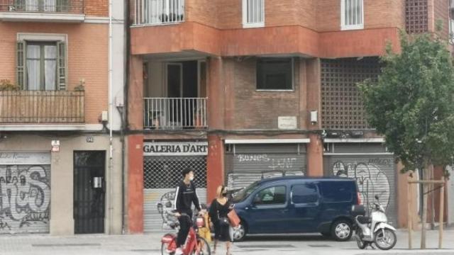 Ventanas sin marco en el piso okupado en una imagen de septiembre de 2020