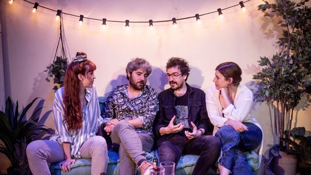Escena de la comedia 'La Pell Fina' en la sala FlyHard de Barcelona / FLYHARD