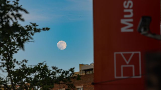 La luna desde el Museu d'Història de Catalunya la Noche de los Museos / AJUNTAMENT DE BARCELONA