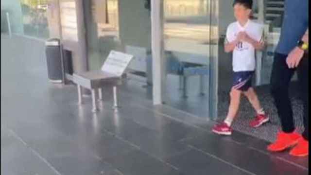 Thiago Messi, hijo de Lionel Messi, tapándose el escudo del PSG / TWITTER