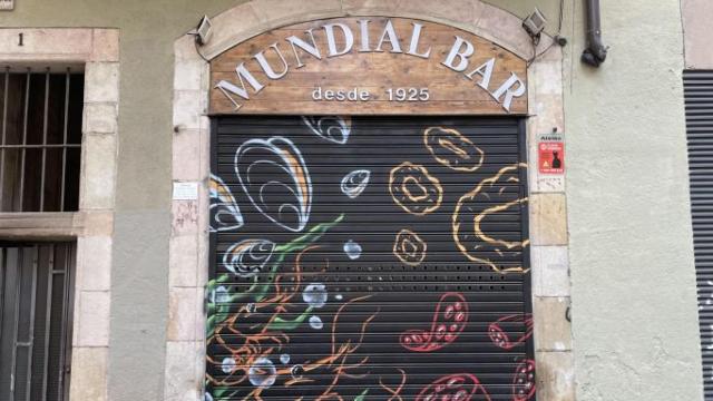Persiana bajada del bar Mundial, cerrado tras la pandemia / METRÓPOLI