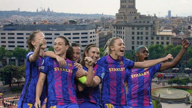Fotomontaje de la plaza de Catalunya, donde se celebrará la fiesta deportiva y algunas de las jugadoras que estarán en la final de la Champions femenina / METRÓPOLI