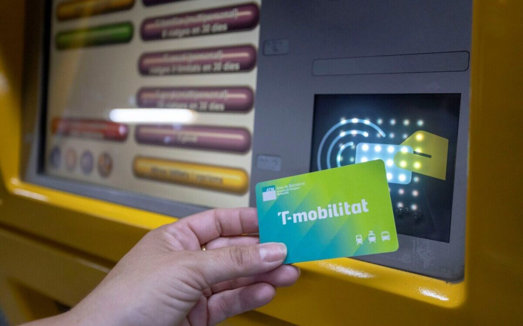 Targeta T-Mobilitat usada por un usuario del transporte público