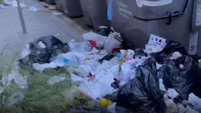 Contenedores en Barcelona desbordados de bolsas de basura / METRÓPOLI