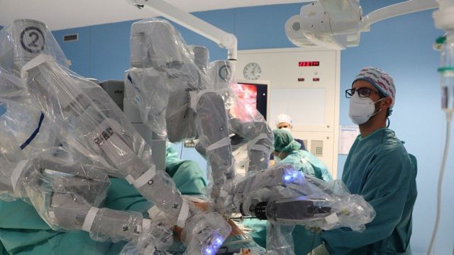 El cirujano controla el robot Da Vinci durante una intervención quirúrgica: la cirugía robótica es más precisa y segura / QUIRÓNSALUD