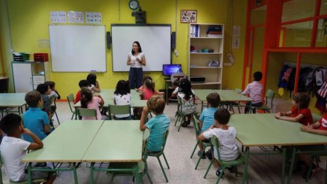 Una profesora imparte clase a sus estudiantes / EFE