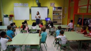 Una profesora imparte clase a sus estudiantes / EFE