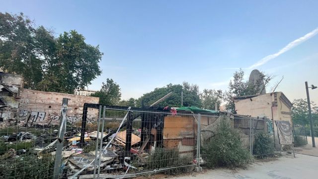 Solar abandonado en el que hace años se ubicó parte del mercado de los Encants / V.M.