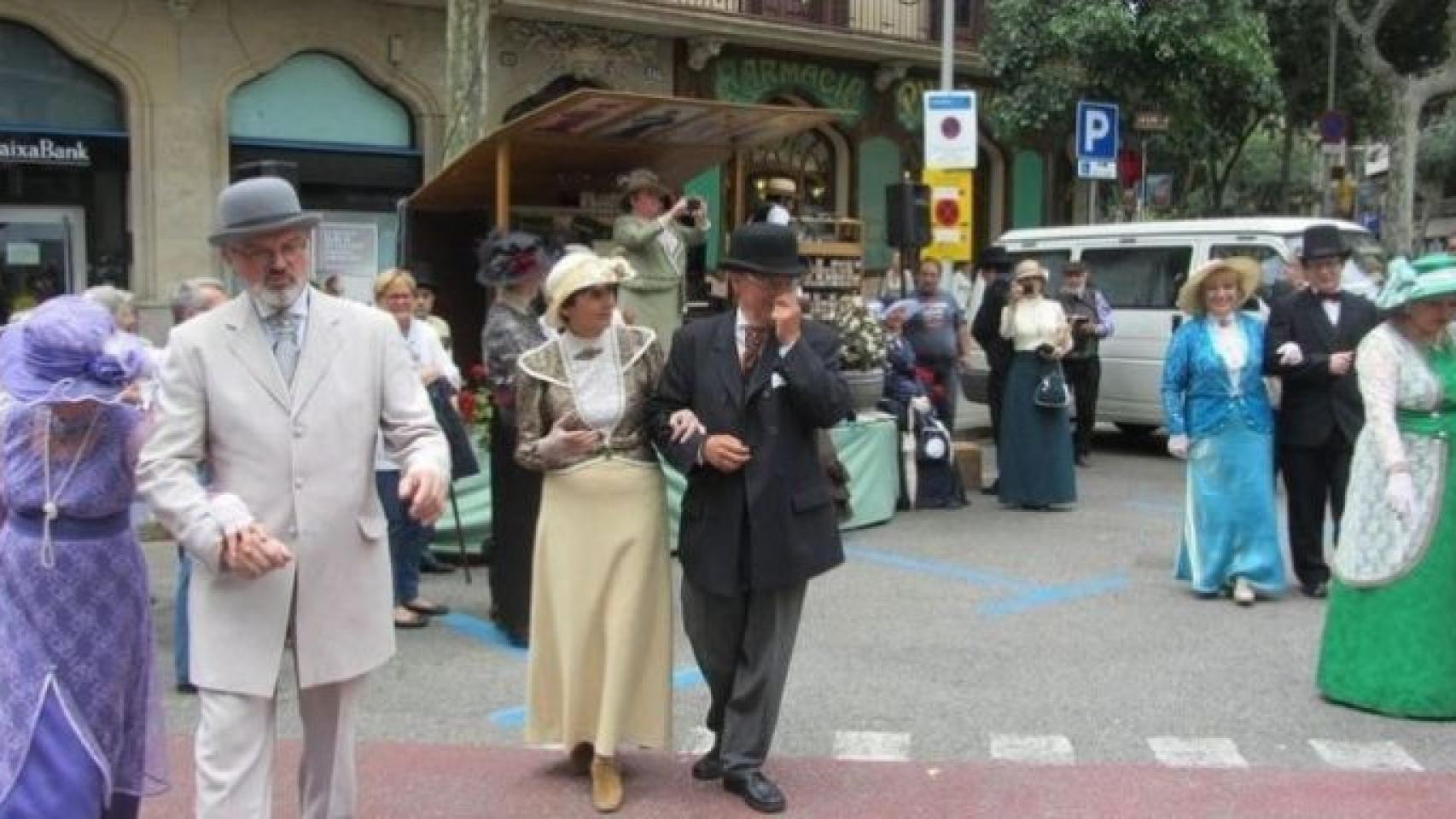 Asistentes vestidos de la época en una edición anterior de la Feria Modernista /  FIRA MODERNISTA