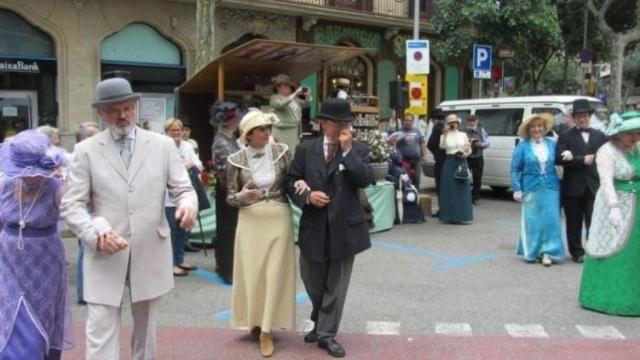 Asistentes vestidos de la época en una edición anterior de la Feria Modernista /  FIRA MODERNISTA