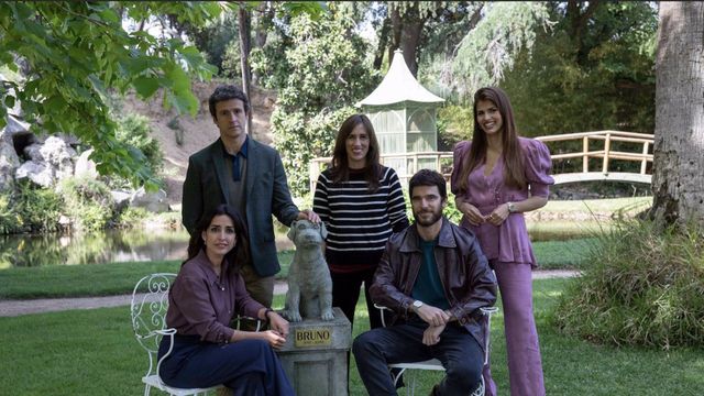 Parte del elenco de la película 'El favor' con la directora, Juana Macías / LA PORTERÍA DE JORGE JUAN