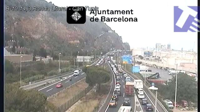 Retenciones en la Ronda Litoral tras el incendio / TRÀNSIT