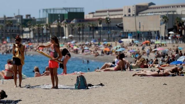 Bañistas en una playa de Barcelona / EFE