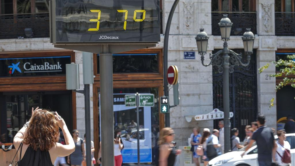 Un termómetro marca 37ºC en plena ola de calor de verano