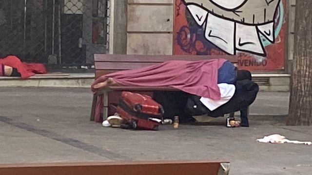 Dos personas duermen en la plaza del Pes de la Palla, a escasos metros de Sant Antoni / CEDIDA