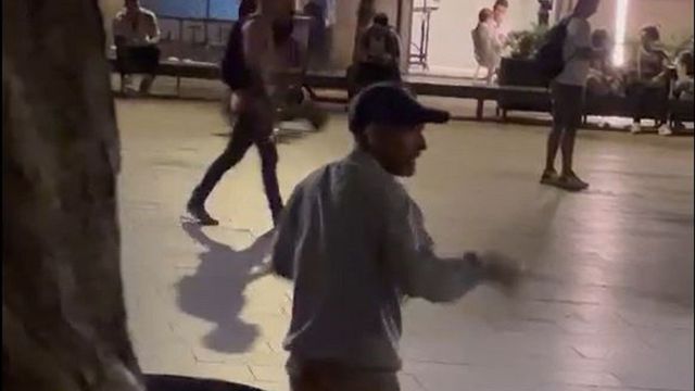 El falso minusválido que toca el violín en la plaza de la Catedral / CEDIDA
