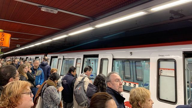 Usuarios del metro de Barcelona en una estación / TWITTER