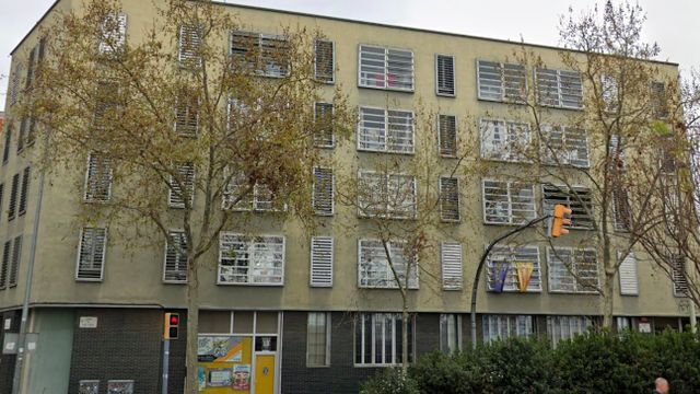 Edificio de Sant Andreu en el que se encontró el cadáver del hermanastro fallecido de Elena / GOOGLE MAPS