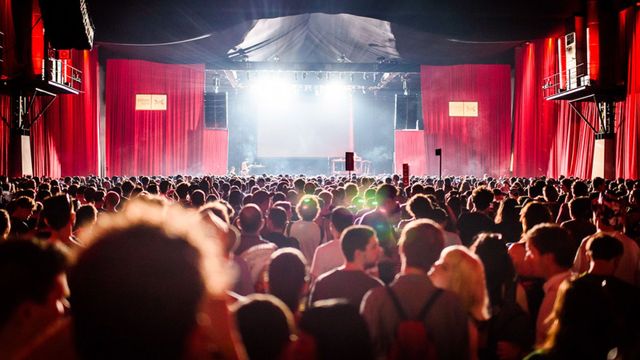 Asistentes al concierto de la cantante y compositora argentina, Nathy Peluso, en el festival de música electrónica Sónar que se celebra en Barcelona / EFE - Alejandro García