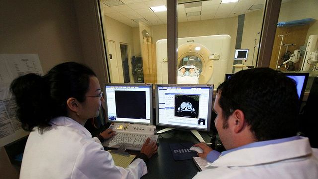 Doctores usando maquinaria en un hospital / ARCHIVO