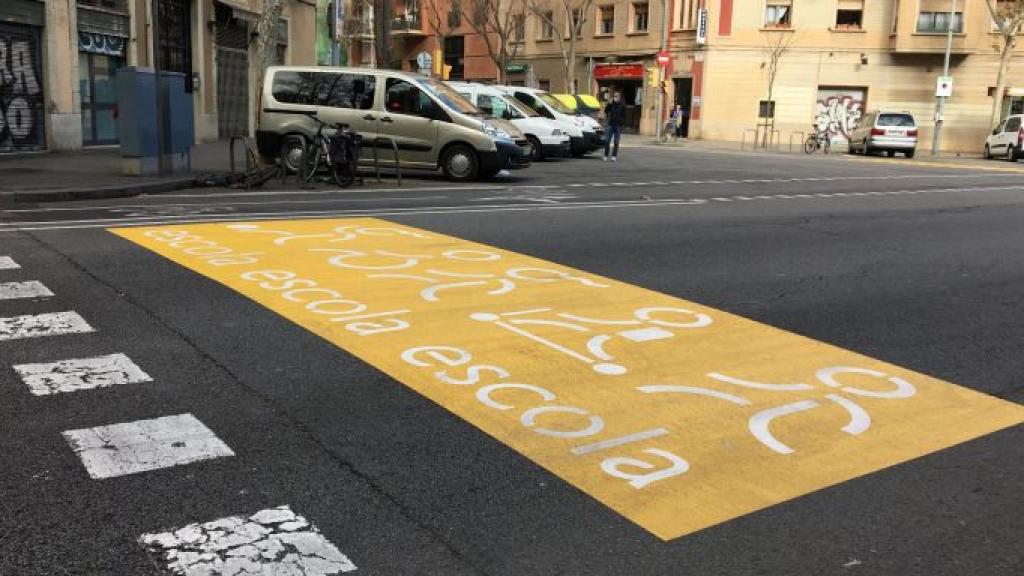 Advertencia de cercanía de un centro escolar sobre el asfalto
