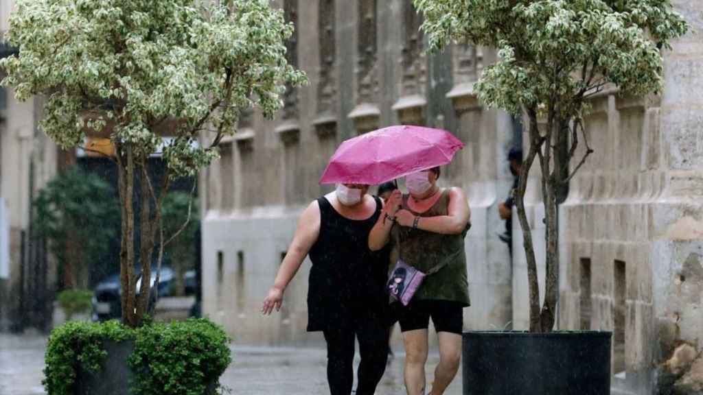Un dia de pluja durant una tempesta d'estiu a Barcelona en una imatge d'arxiu / EFE