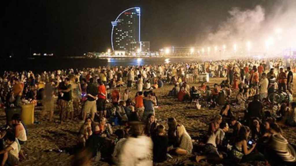 Una foto d'arxiu de la revetlla de Sant Joan en una platja de Barcelona