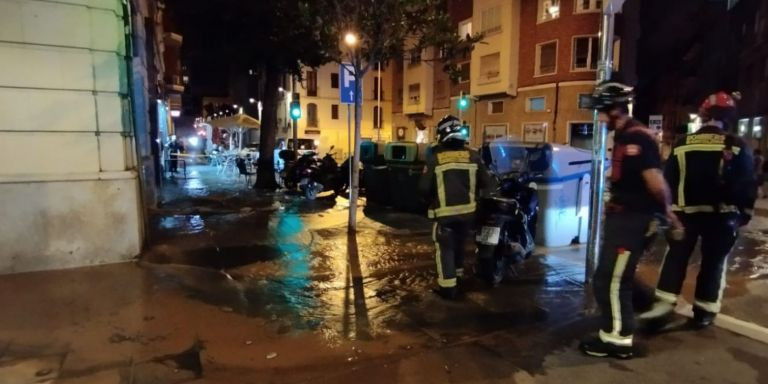 La Guardia Urbana y los bomberos en el lugar de los hechos / METRÓPOLI