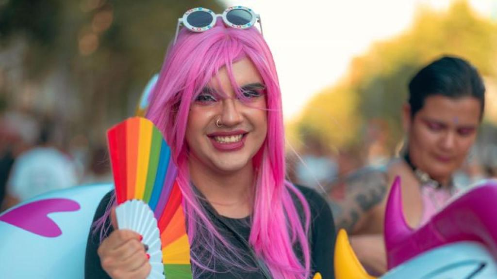 Una persona posando durante el desfile del Pride en Barcelona / MARCELO RÍOS - @wolf_rios