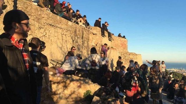 Grupos de jóvenes en los búnkeres del Carmel / METRÓPOLI - PAULA BALDRICH
