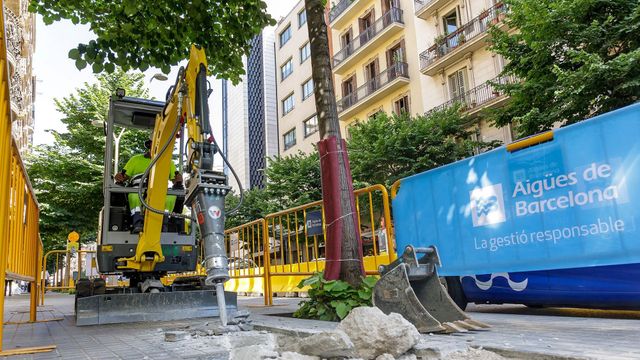 Aigües de Barcelona ha puesto en marcha una prueba piloto para la utilización de maquinaria eléctrica Cero Emisiones en las obras de mejora y renovación de la red de distribución