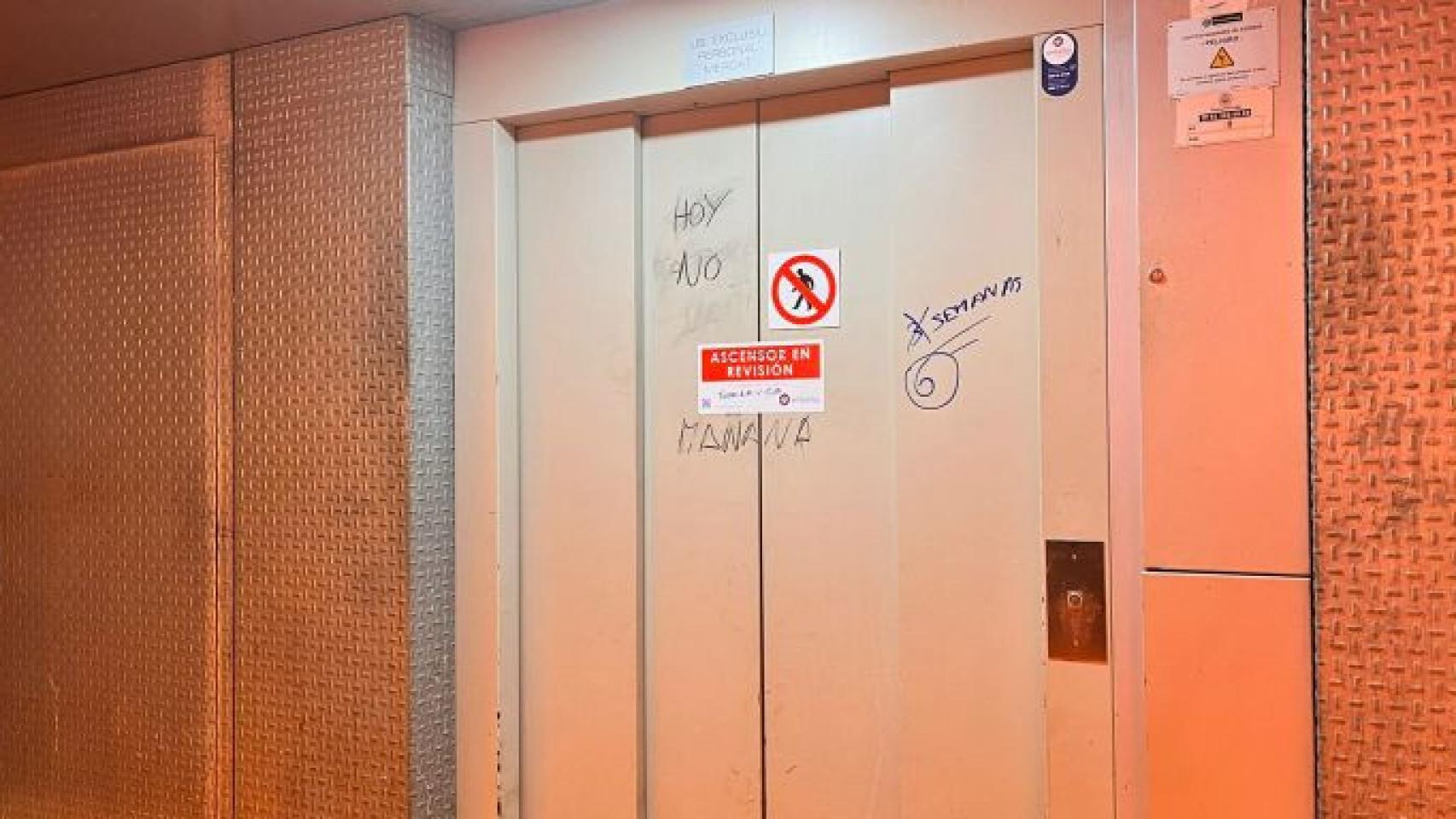 El ascensor sin funcionar del mercado de Fondo / ÁNGELA VÁZQUEZ