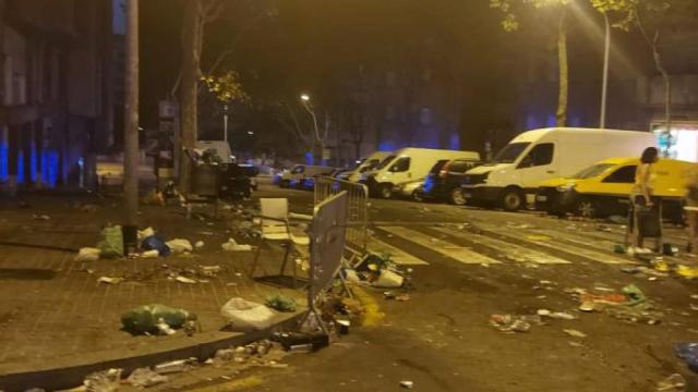 Suciedad en la calle durante la verbena de Sant Joan en 2022, en el barrio del Turó de la Peira