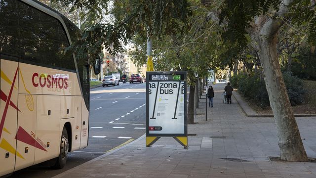 Uno de los autocares turísticos a los que se les comienza a cobrar una tasa de 2,5 euros en Barcelona / EUROPA PRESS