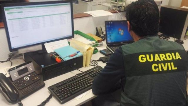 Agente de la Guardia Civil trabajando ante un ordenador en una imagen de archivo / GUARDIA CIVIL
