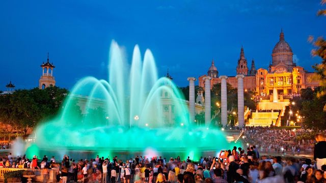 Centenares de personas observan el espectáculo de la Font Màgica / AYUNTAMIENTO BARCELONA