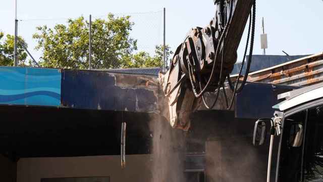 Derribo del Aquarama, este martes, en el Zoo de Barcelona / TWITTER JAUME COLLBONI