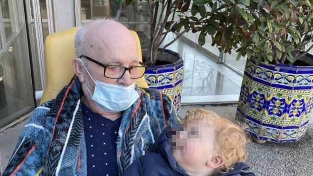 Rafael Moral, enfermo por la negligencia médica, en una imagen antigua con su nieto / CEDIDA