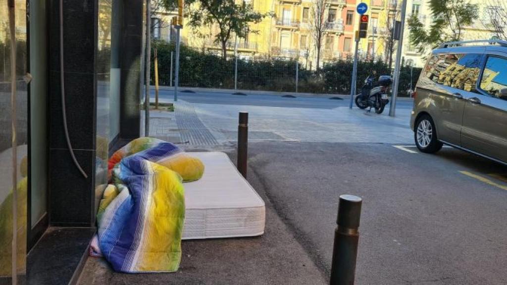 El llit d'una persona sense sostre sobre el paviment