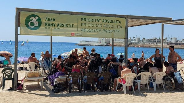 Aglomeraciones en la zona de sombra de la playa para personas con movilidad reducida de Nova Icària / CEDIDA