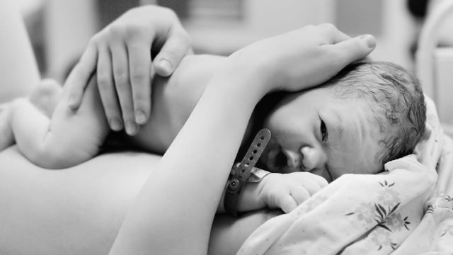 Nacimiento de un bebé junto a su madre en el hospital