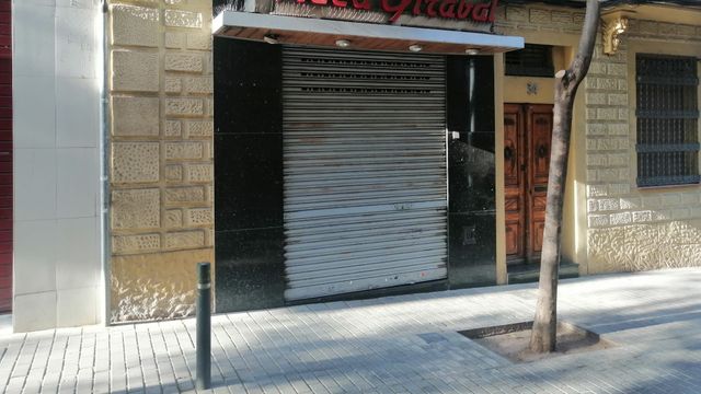 Fachada de la panadería 'Fleca Girabal' con la persiana echada / ANDONI BERNÁ CALVO
