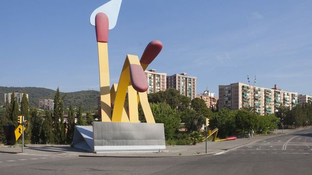 Escultura Els mistos, de Claes Oldenburg, en el barrio de la Vall d'Hebron en Barcelona / AYUNTAMIENTO DE BARCELONA