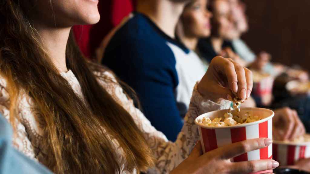 Gent gaudint d'una pel·lícula al cinema a Barcelona / PEXELS