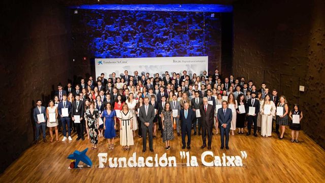 Los becados posan con los Reyes de España e Isidre Fainé, presidente de Fundación ”la Caixa” / ”FUNDACIÓN LA CAIXA”
