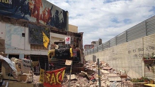 El edificio de Can Vies, medio derrumbado, en junio de 2014 / EP