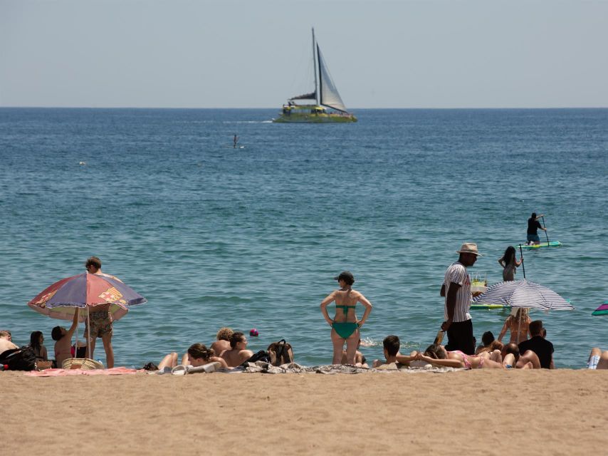 Diverses persones a la platja de la Barceloneta / David Zorrakino - EUROPA PRESS
