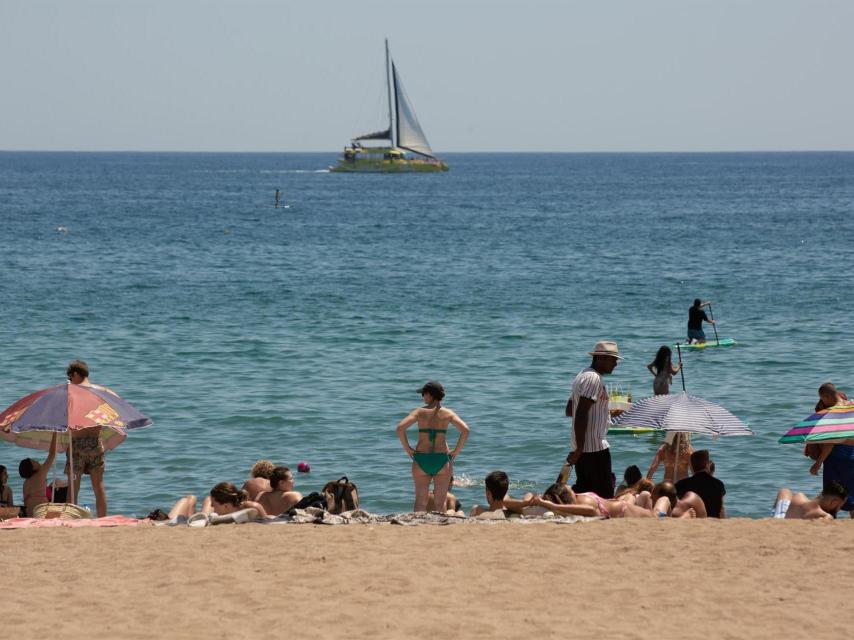 Varias personas en la playa de la Barceloneta / David Zorrakino - EUROPA PRESS